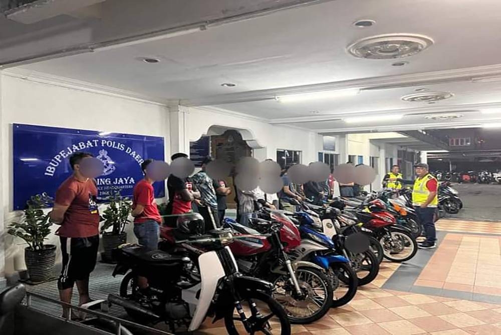 Antara penunggang motosikal yang ditahan menerusi Op Samseng Jalanan di PJS 5/28 di sini pada Sabtu.