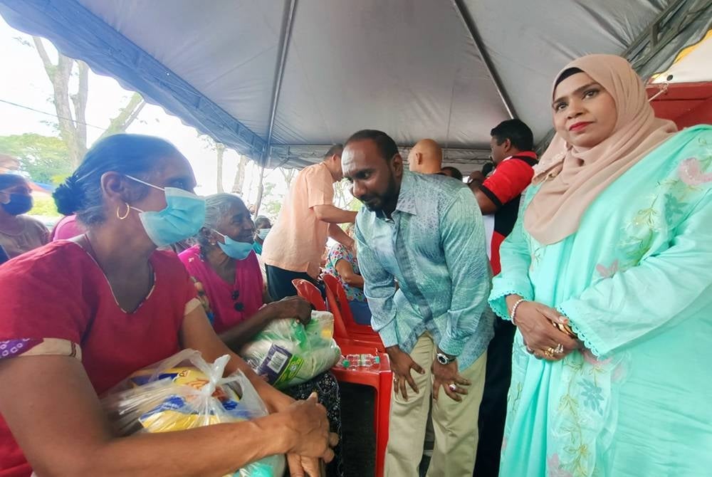 Mohd Anuar dan isteri, Datin Siti Aishah Abdullah menyantuni komuniti India yang menerima bantuan makanan sempena Deepavali ini