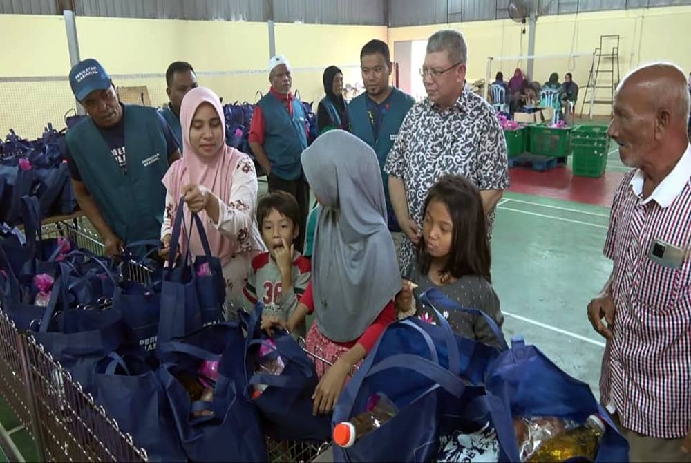 Saifuddin bertanya sesuatu kepada salah seorang pengunjung yang hadir di program gerai prihatin rakyat peringkat PN Indera Mahkota pada Ahad.