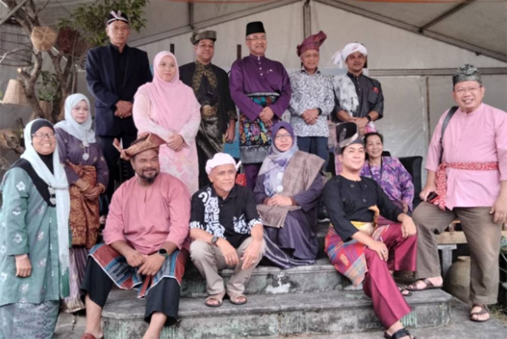 Musa (atas, tiga dari kanan) bersama tetamu jemputan dan ahli panel Simposium Warisan Perdana sempena Program Temasya Orang Kampung (TOK) 2022 pada Ahad.