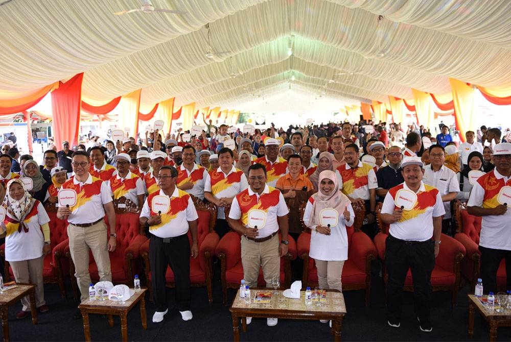 Amirudin bergambar bersama orang ramai yang hadir pada Jelajah Selangor Penyayang di Stadium Sultan Suleiman pada Ahad. - Foto Rafeq Redzuan