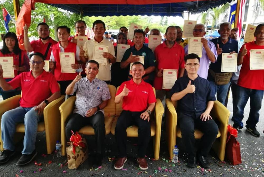 Maszlee (duduk, dua dari kanan) selepas melancarkan Jentera Parlimen Simpang Renggam (P151) Pusat Khidmat Rakyat Parlimen Simpang Renggam di Kluang pada Ahad.