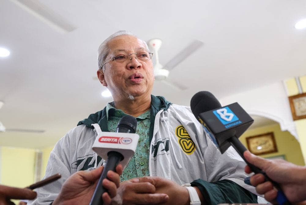 Annuar ditemui media selepas menyampaikan bantuan kepada mangsa ribut di Madrasah Binjal Manis Ketereh pada Ahad. - Foto Bernama
