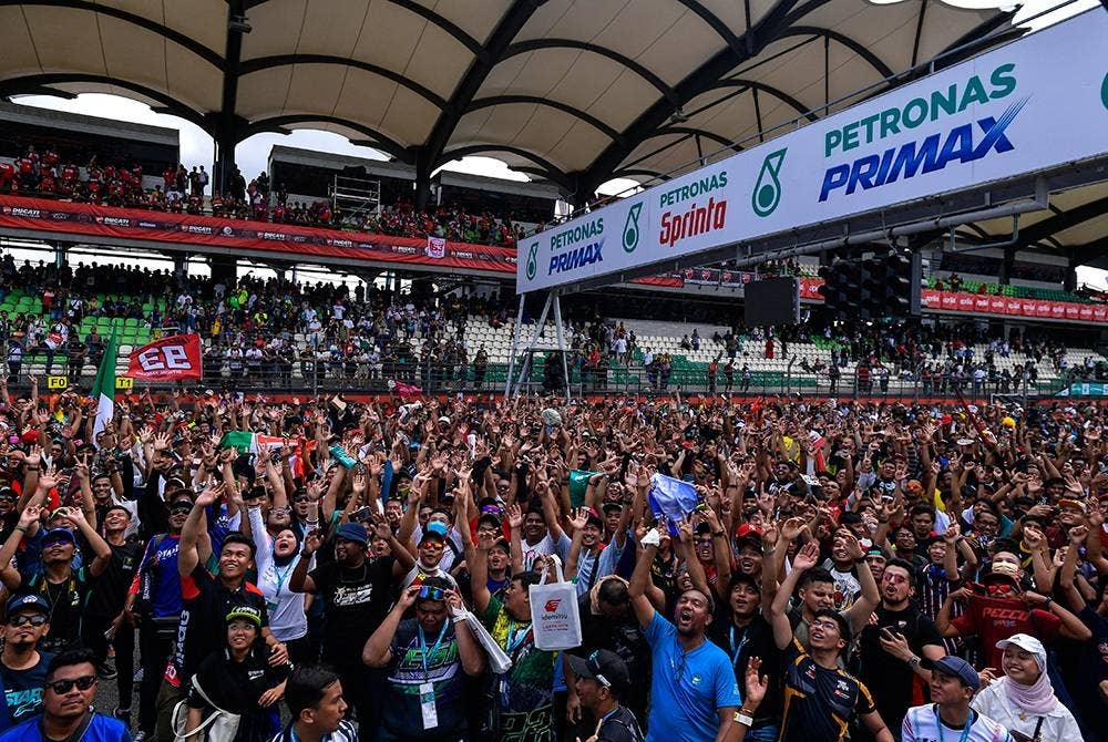 Suasana ceria para penonton yang menyaksikan perlumbaan MotoGP 2022 di Litar Antarabangsa Sepang, hari ini.