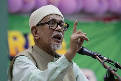 Abdul Hadi yang juga Penyandang Ahli Parlimen Marang berucap pada Pelancaran Markas Besar Parlimen Marang di Rusila malam tadi. Foto Bernama