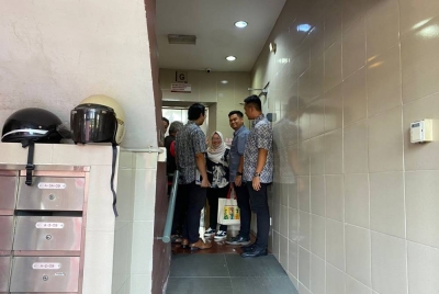 Amira Aisya (tengah) bersama pemimpin Muda lain ketika tiba di Ibu Pejabat PKR pada Ahad.