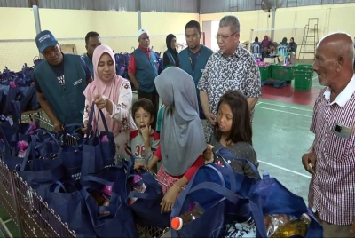 Saifuddin bertanya sesuatu kepada salah seorang pengunjung yang hadir di program gerai prihatin rakyat peringkat PN Indera Mahkota pada Ahad.