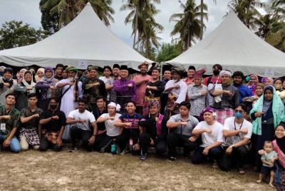 Muhammad Nasir (berdiri depan, tiga dari kiri) bersama peserta dan tetamu Simposium Warisan Perdana sempena Program TTOK 2022 pada Ahad.