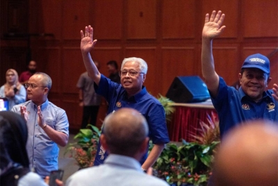 Ismail Sabri (tengah) ketika tiba pada Majlis Amanat Jelajah Keluarga Malaysia yang berlangsung di Dewan Konvensyen Ujana Kewangan Labuan. - Foto Bernama