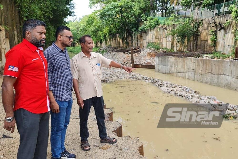 Shohaimi (tiga dari kanan) bersama Ketua Bersatu Segambut, Mahathir Md Rais (tengah) dan Ketua Sayap Bersekutu, Datuk Simon Suresh meninjau projek tebatan banjir di Kampung Sungai Penchala pada Isnin.