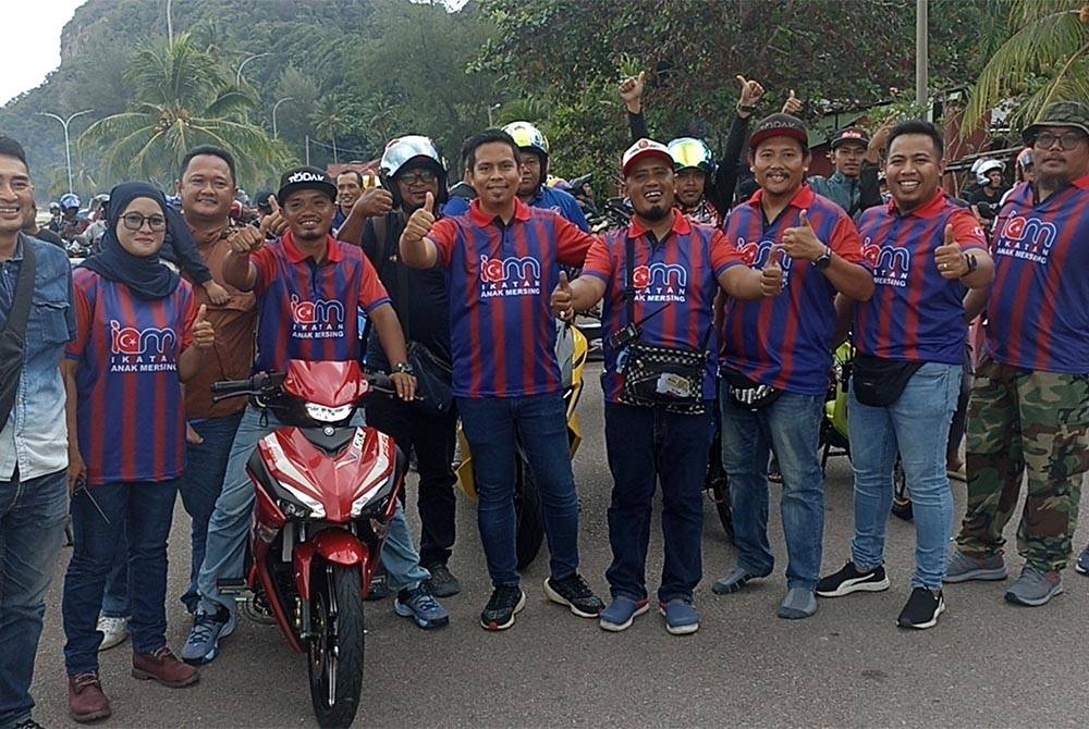 Muhammad Syukri (empat dari kanan) bersama peserta Mersing Konvoi Motorsikal Berselawat.