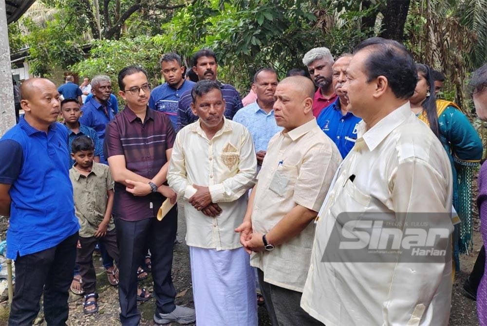 Saarani (dua dari kanan) melawat Kampung Chengai, Sungkai pada program ramah mesra bersama penduduk sempena Hari Deepavali.