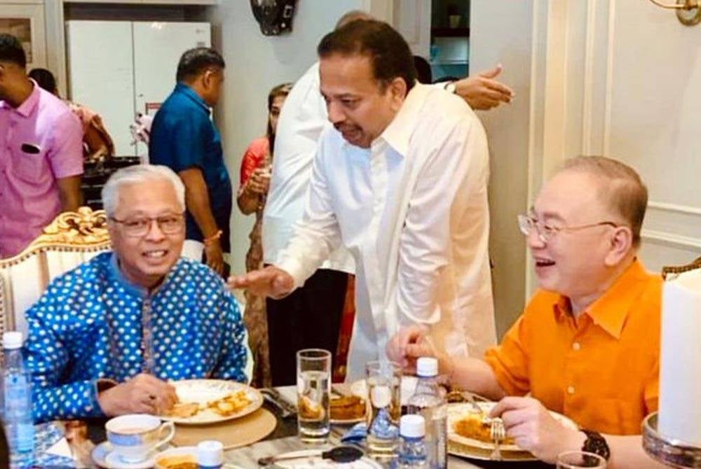 Ismail Sabri (duduk, kiri) bersama Wee Ka Siong (kanan) ketika menghadiri rumah terbuka Deepavali Presiden MIC, Tan Sri S A Vigneswaran (tengah) pada Sabtu. - Foto Twitter Ismail Sabri