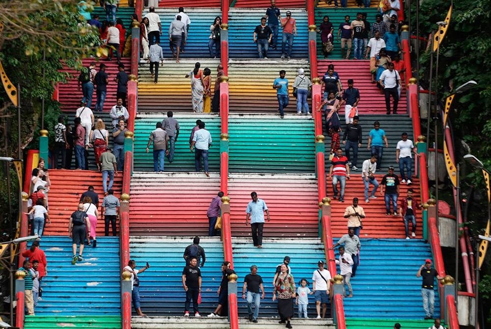 Penganut Hindu menaiki 272 anak tangga untuk mengunjungi Kuil Sri Subramaniar Swamy, Batu Caves bagi melakukan upacara keagamaan sempena sambutan Deepavali pada Isnin. - Foto Bernama