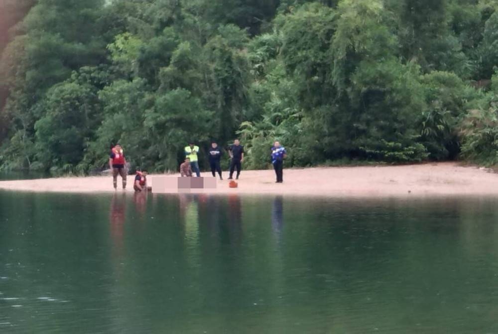 Operasi menyelamatkan mangsa yang lemas di Tasik Tiga Beradik oleh anggota bomba.