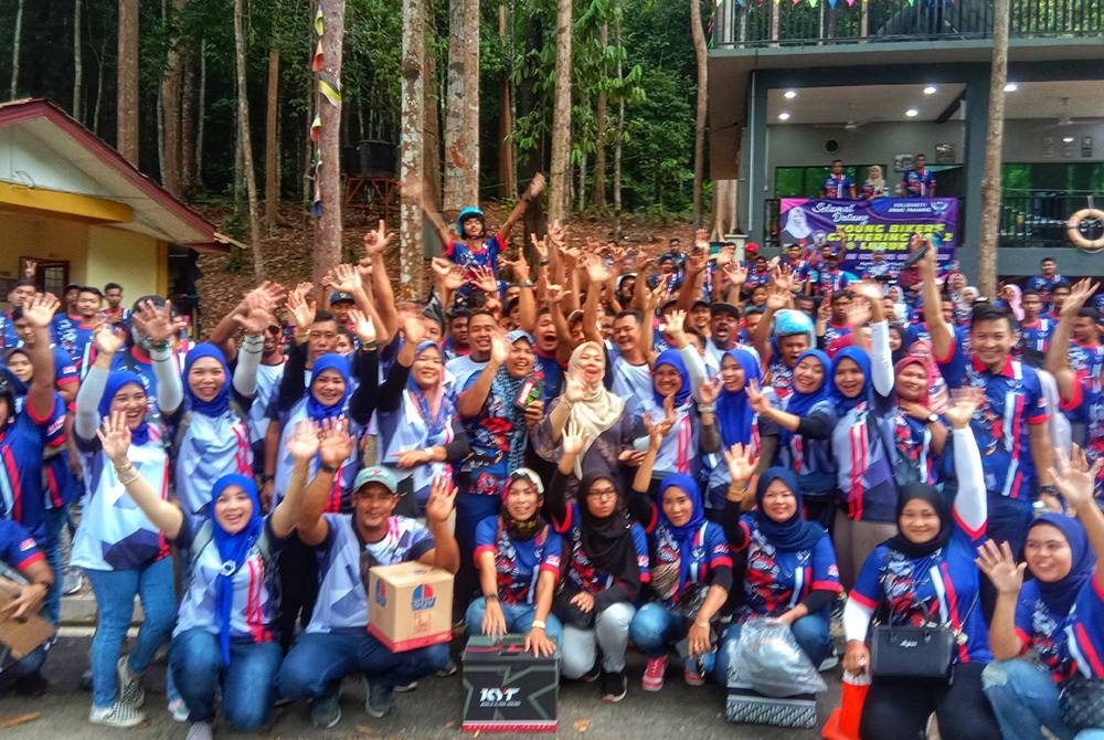 Shahaniza (tengah) bersama sebahagian peserta program Young Bikers Gathering@Lubuk Yu.