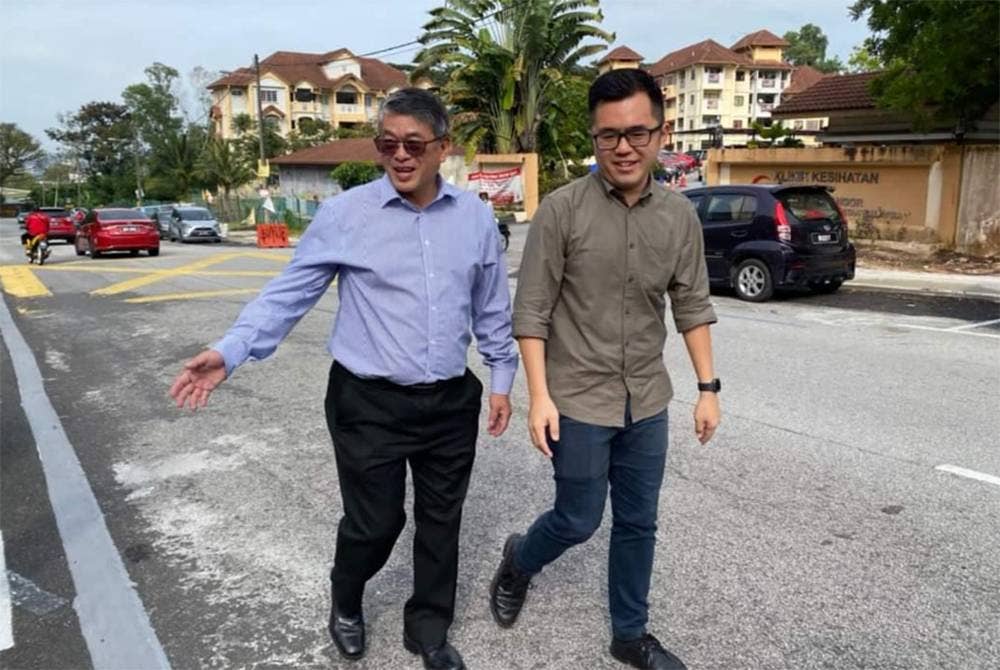 William dan Wei Kiat (kanan) meninjau projek yang telah disiapkan baru-baru ini.