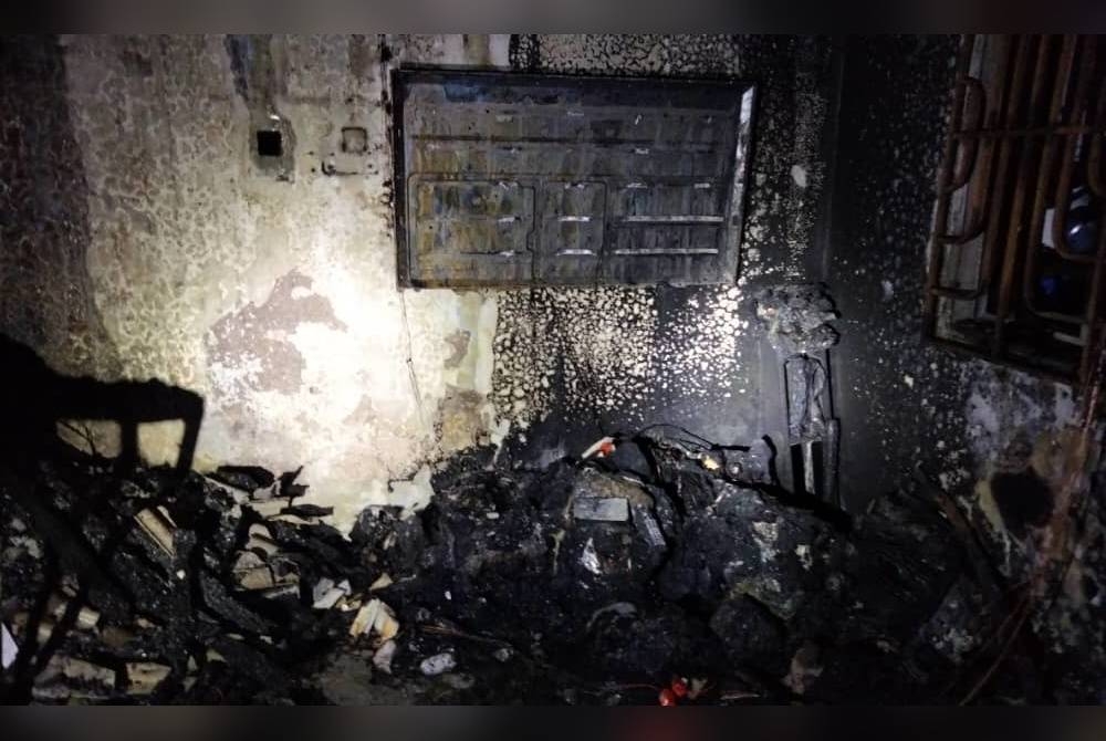 Sebuah rumah yang mengalami kerosakan sebanyak 80 peratus. - Foto Bomba Selangor