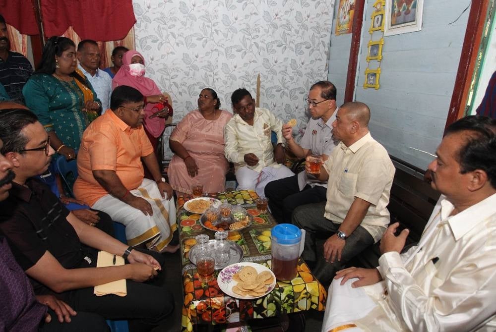 Saarani (dua dari kanan) bersama pimpinan negeri meraikan sambutan Deepavali di kediaman Devagi di Kampung Chengai, Sungkai.