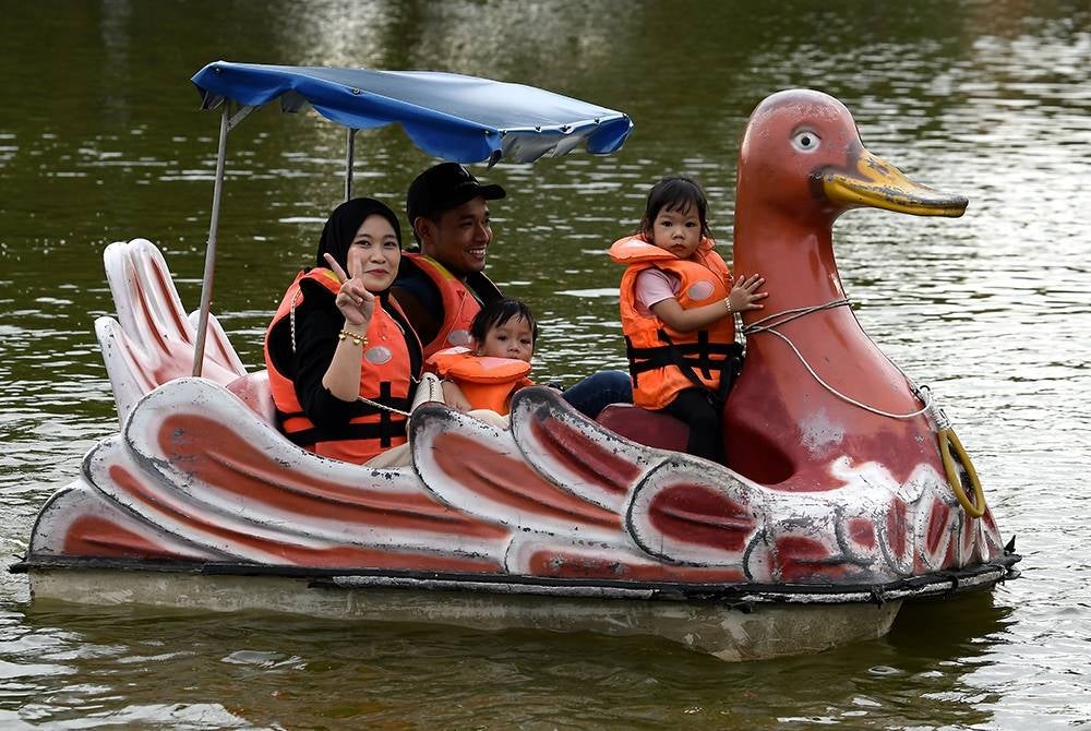 Reaksi ceria ibu bapa bersama anak-anak semasa melakukan aktiviti riadah pada cuti perayaan Deepavali ketika tinjauan foto Bernama di Taman Tasik Seksyen 14 Shah Alam hari ini.