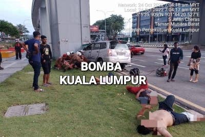 Dua mangsa yang duduk di tempat duduk penumpang disahkan maut di lokasi kejadian.