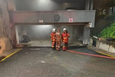 Enam buah kenderaan musnah dijilat api dalam kebakaran di sebuah kondominium di Desa Petaling, Cheras. Foto PDRM