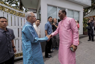 Ismail Sabri (kiri) disambut Saravanan ketika hadir pada rumah terbuka Deepavali Timbalan Presiden MIC itu pada Isnin.