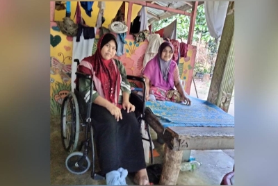 Siti Khadijah (kanan) dan Umi Enalisya yang menghidap penyakit kencing manis reda dengan ujian ke atas mereka.