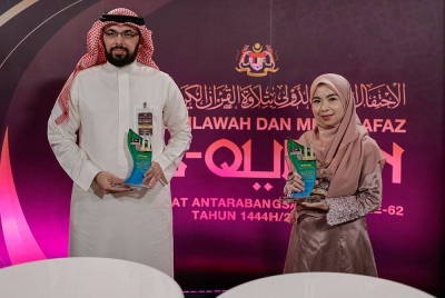 Johan Qari dari Bahrain Mohamed Sameer Mohamed Magahed (kiri) dan Johan Qariah dari Malaysia Sofizah Mousin (kanan) bergambar pada Majlis Perasmian Penutupan dan Penyampaian Hadiah Tilawah dan Hafazan Al-Quran Peringkat Antarabangsa di Pusat Konvensyen Kuala Lumpur (KLCC) malam ini.