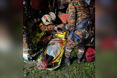 Anggota bomba memberi rawatan awal kepada salah seorang mangsa dalam kejadian. - Foto Ihsan Bomba Perak