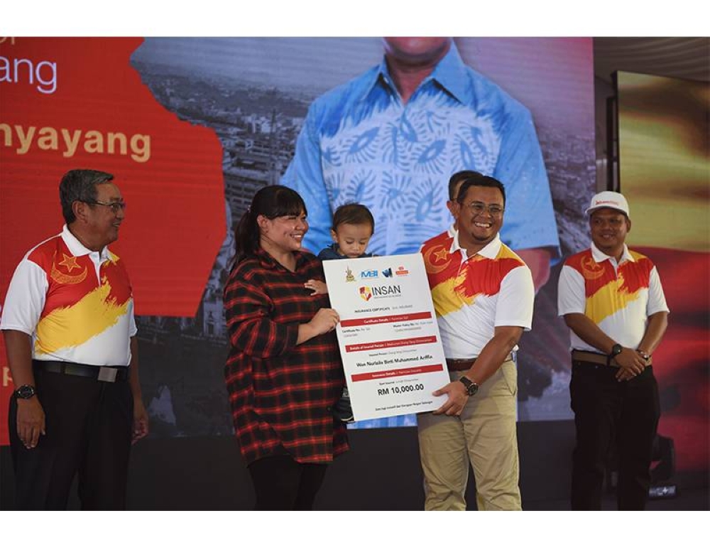 Amirudin menyampaikan Skim Insan kepada Wan Nur Laila pada majlis pelancaran skim itu yang berlangsung di Jelajah Selangor Penyayang pada Ahad.