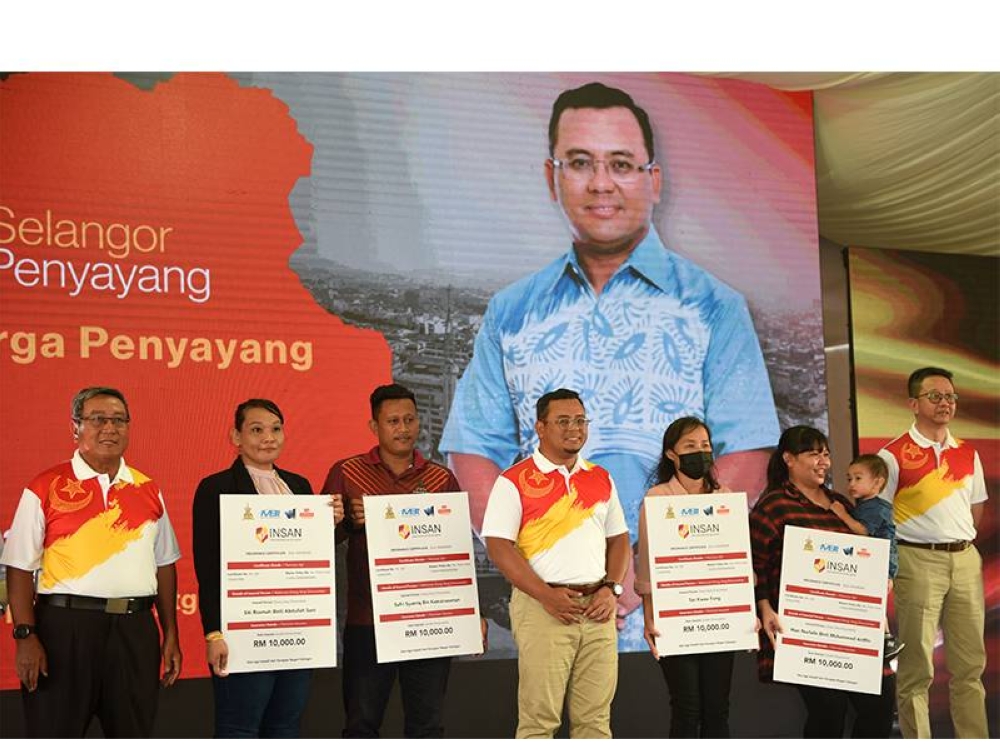 Amirudin bersama penerima Skim Insan pada Jelajah Selangor Penyayang pada Ahad.