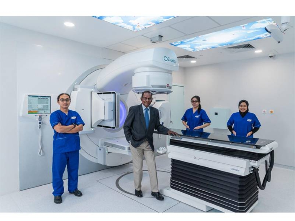 Pakar Onkologi, Dr Jayendran Dharmaratnam (dua dari kiri) bersama Pasukan Rawatan Kanser Columbia Asia Hospital - Bukit Rimau.