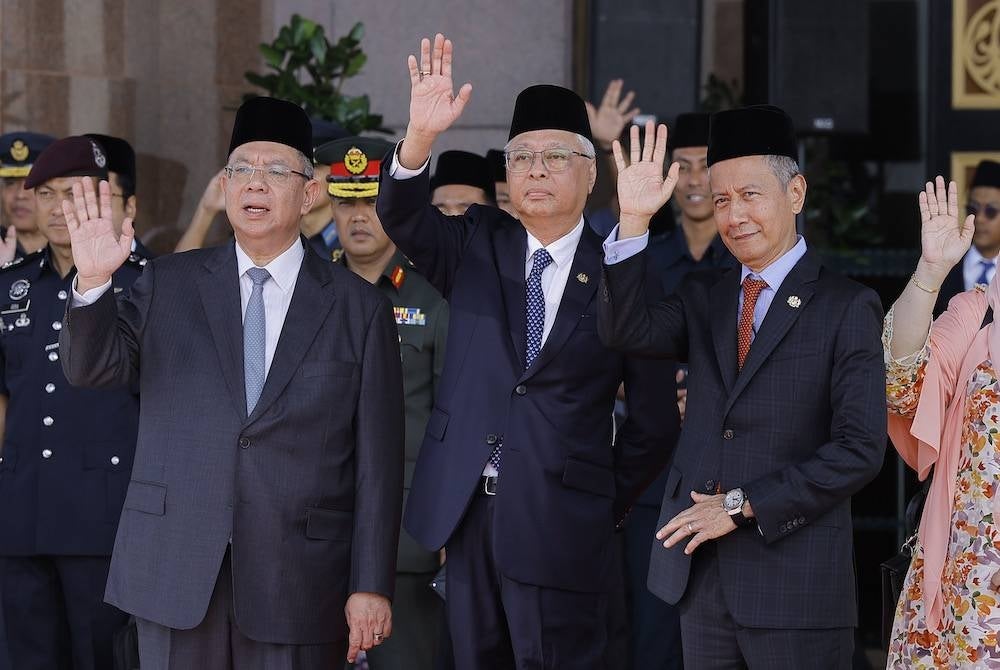 Ismail Sabri (tengah) bersama Saifuddin (kiri) dan Speaker Dewan Rakyat, Tan Sri Azhar Azizan Harun hadir untuk mengucapkan selamat berangkat kepada Yang di-Pertuan Agong dan Raja Permaisuri yang berangkat ke Singapura pada Selasa. - Foto Bernama