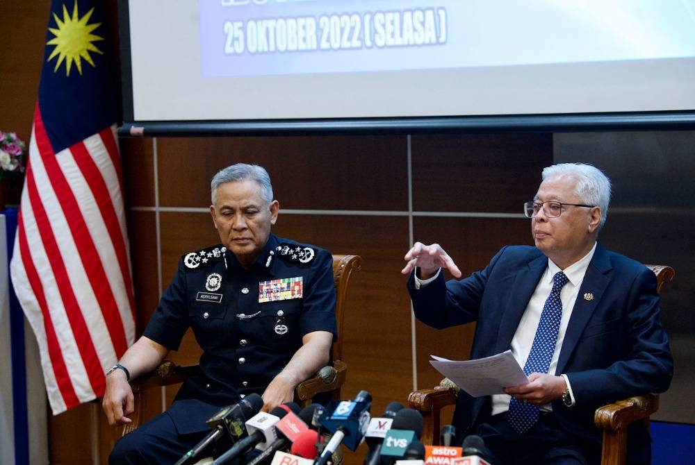 Ismail Sabri bersama Ketua Polis Negara Tan Sri Acryl Sani Abdullah Sani pada sidang akhbar di Bukit Aman.
