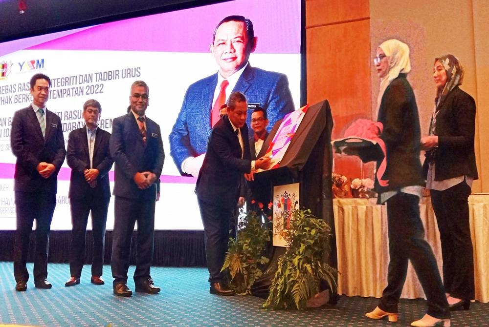 Aminuddin (empat kiri) ketika merasmikan program berkenaan pada Selasa.