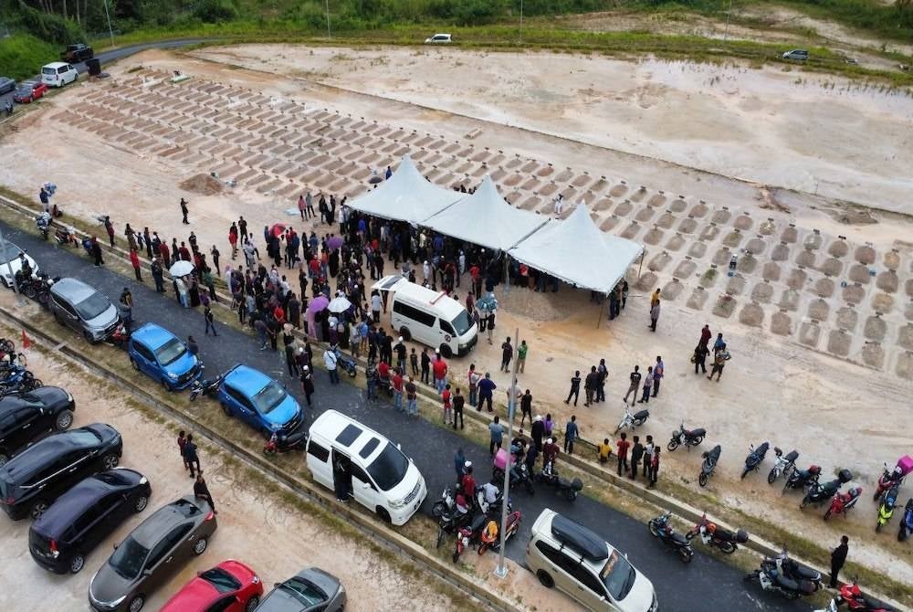 Deretan kereta yang hadir untuk memberikan penghormatan terakhir terhadap Allahyarham.