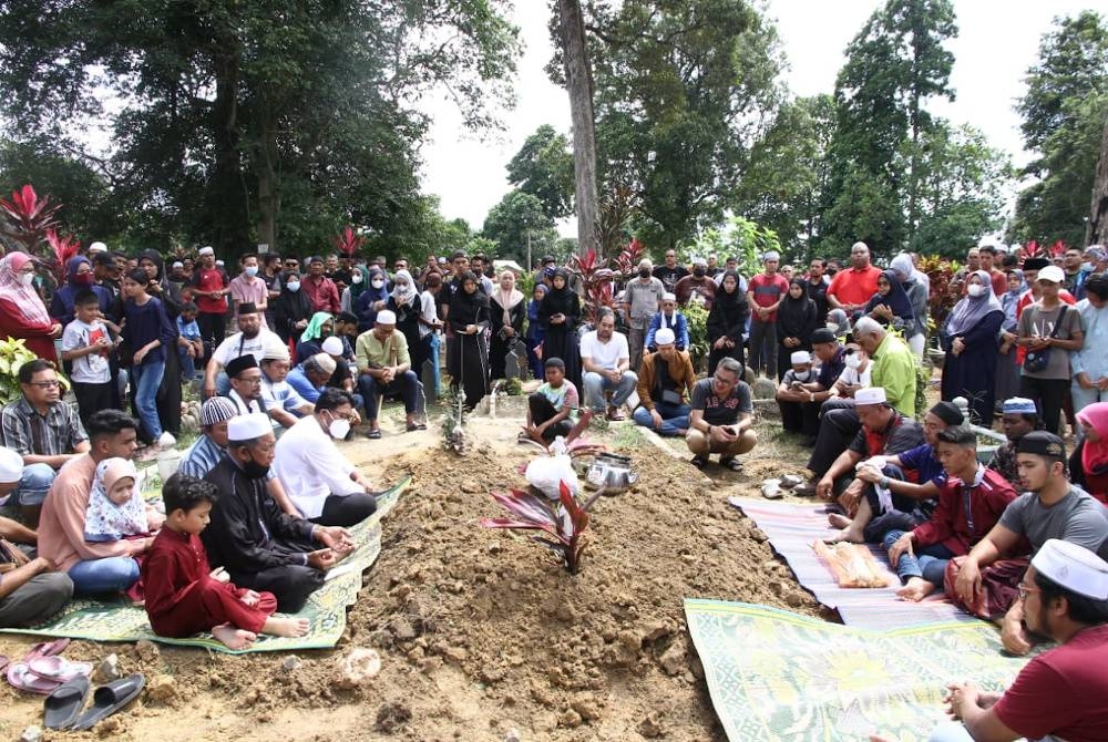 Suasana pilu menyelubungi pengebumian jenazah pasangan suami isteri yang terlibat dalam kemalangan di Tanah Perkuburan Islam Bakar Bata, Tanjung Rambutan.
