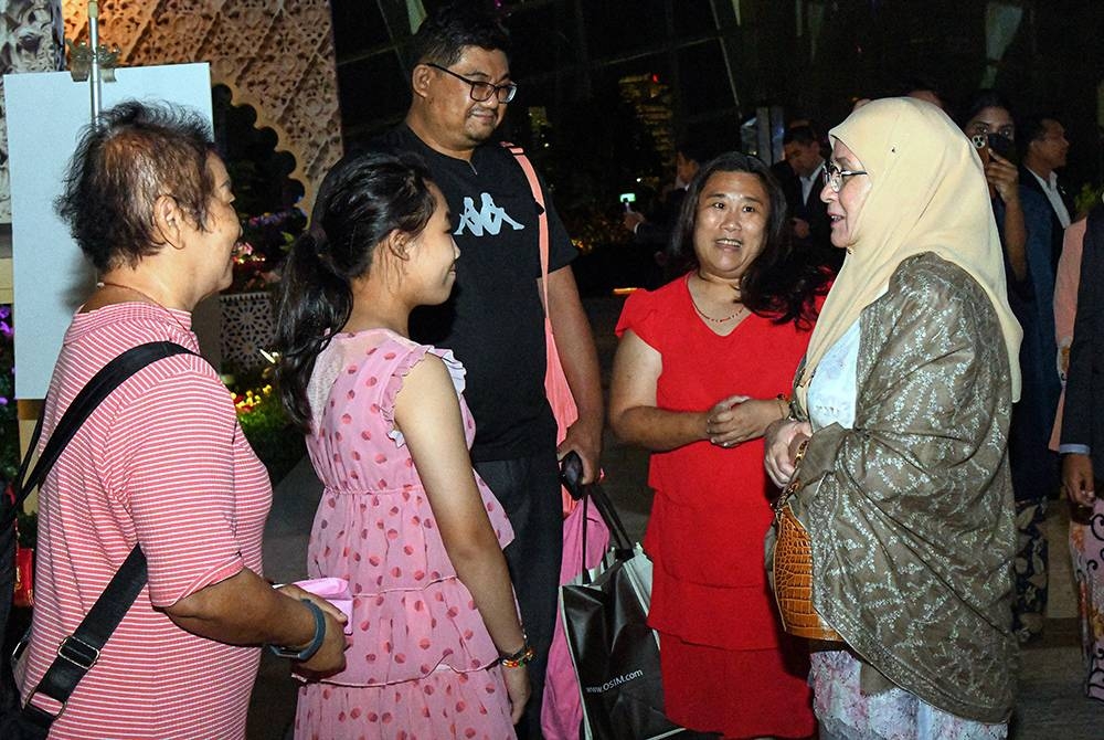 Raja Permaisuri Agong Tunku Hajah Azizah Aminah Maimunah Iskandariah berkenan beramah mesra bersama pengunjung ketika mengadakan lawatan ke Gardens by The Bay sempena lawatan negara ke Singapura hari ini.