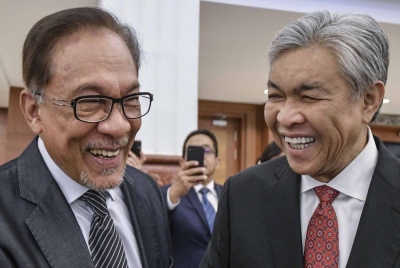 Ahmad Zahid (kanan) mewakili BN dan Anwar yang mengetuai PH telah mengemukakan janji tawaran pelantikan lebih daripada seorang TPM termasuk pemimpin Sabah dan Sarawak sekiranya koalisi masing-masing menang PRU15.