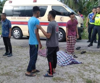 Mangsa yang terbabit dalam satu pergaduhan bersama seorang lelaki disahkan meninggal dunia di tempat kejadian di Tanjung Piandang, Parit Buntar pada Isnin. Foto: Ihsan pembaca