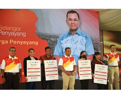 Amirudin bersama penerima Skim Insan pada Jelajah Selangor Penyayang pada Ahad.