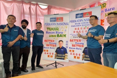 Dominic (dua dari kanan) merasmikan Bilik Gerakan PN Parlimen Bayan Baru pada Selasa.