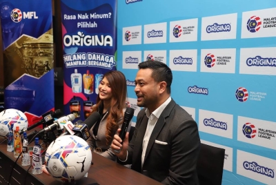 Stuart (kanan) pada sidang media selepas majlis menandatangani penaja baru syarikat minuman Origina untujk Piala Malaysia 2022 dan Liga Malaysia 2023