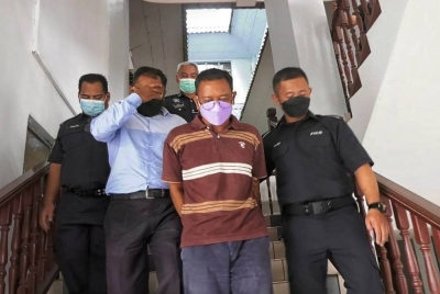 Nazar (dua dari kiri) dan Khairul (tiga dari kiri) ketika dibawa keluar dari Mahkamah Sesyen, pada Selasa.