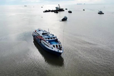 Feri Bahagia 98 yang membawa 547 penumpang terkandas di muara Kuala Kedah pada petang Ahad dipercayai akibat cuba mengelak tali sauh sebuah kapal yang memasuki laluan.