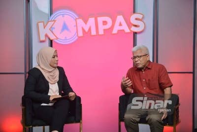 Asmaliza Mansor (kiri) bersama Hussamuddin dalam program Kompas Rasuah Busters Edisi Khas PRU15 bertajuk Rakyat Adalah 'Boskau' di Kompleks Karangkraf, Shah Alam pada Selasa.