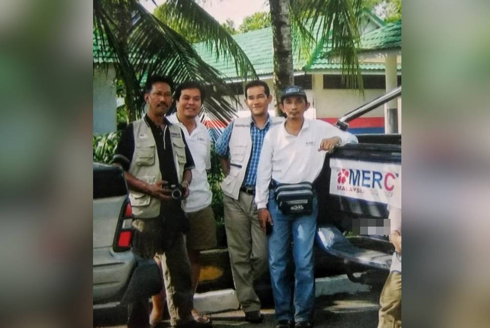 Dr. Baba (tiga,kiri) bersama rakannya yang menyertai MERCY Malaysia.