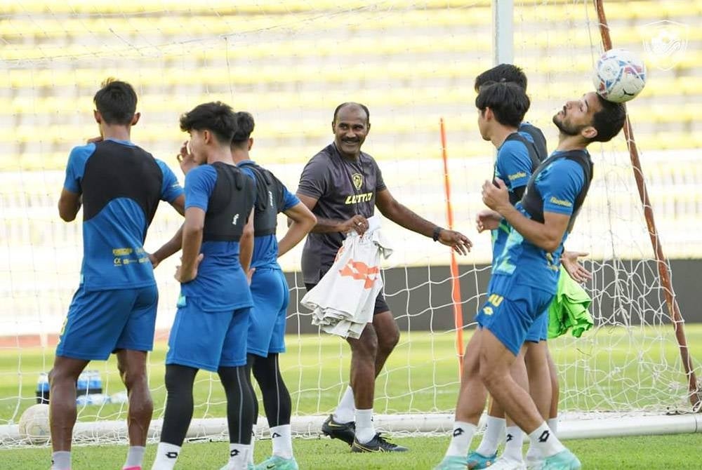 Victor (tiga kanan) mengharapkan anak buahnya memberikan persembahan terbaik menentang Negeri Sembilan pada malam Rabu. - Foto KDA FC