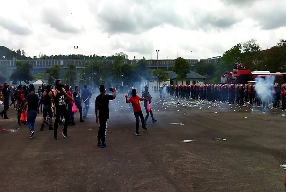 Demostrasi latihan bersepadu kawad cegah rusuhan Pasukan FRU bersama Pasukan Unit Tempur Ringan (LSF) dan unit khas Unit Tindakan Rusuhan Awam (PORU) di Kompleks FRU di sini pada Rabu.